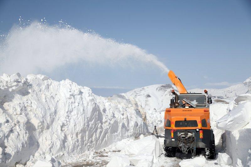 Erzurum'da karla mücadele ekiplerinin ilkbahardaki zorlu mesaisi
