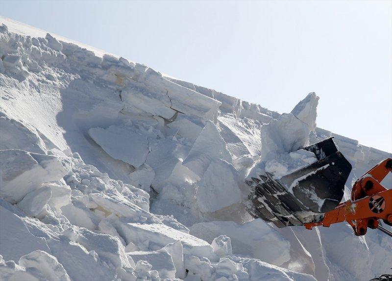 Erzurum'da karla mücadele ekiplerinin ilkbahardaki zorlu mesaisi
