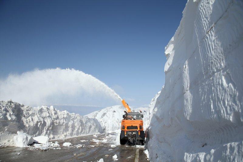 Erzurum'da karla mücadele ekiplerinin ilkbahardaki zorlu mesaisi
