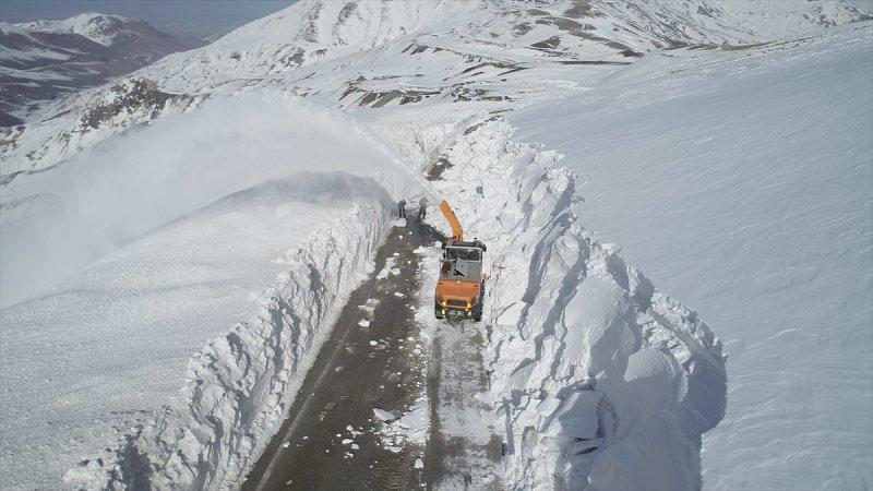 Erzurum'da karla mücadele ekiplerinin ilkbahardaki zorlu mesaisi