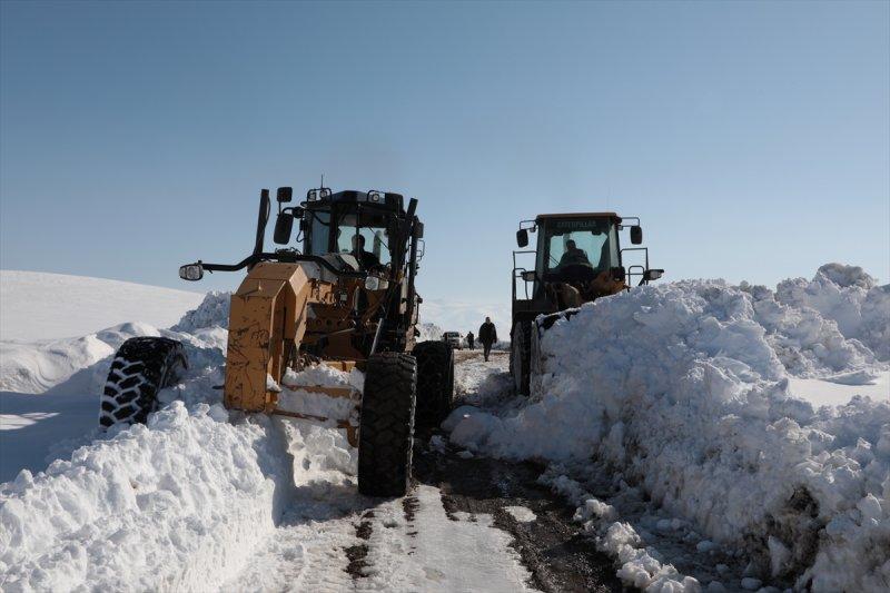 Erzurum'da karla mücadele ekiplerinin ilkbahardaki zorlu mesaisi