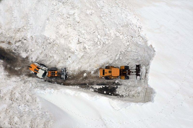 Muş'ta karla kaplı köy yolları açılıyor