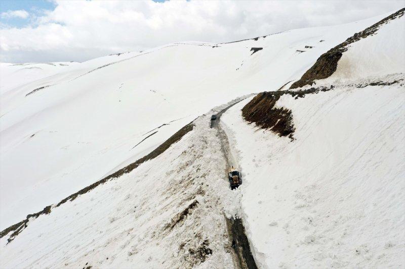 Muş'ta karla kaplı köy yolları açılıyor
