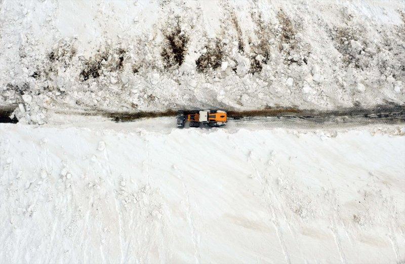 Muş'ta karla kaplı köy yolları açılıyor