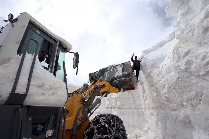 Muş'ta karla kaplı köy yolları açılıyor