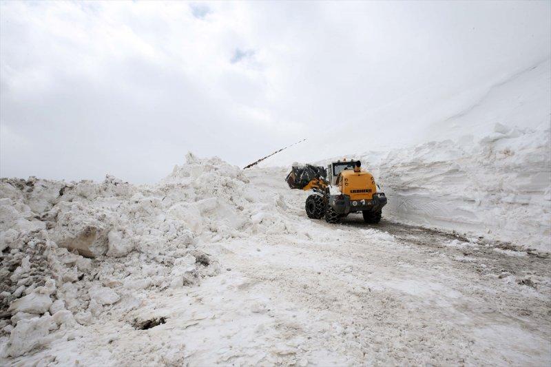 Muş'ta karla kaplı köy yolları açılıyor