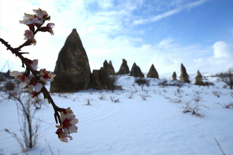 İlkbaharda yağan kar Kapadokya'ya yakıştı