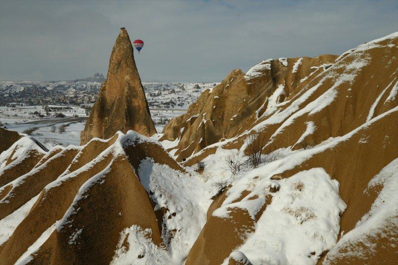 İlkbaharda yağan kar Kapadokya'ya yakıştı