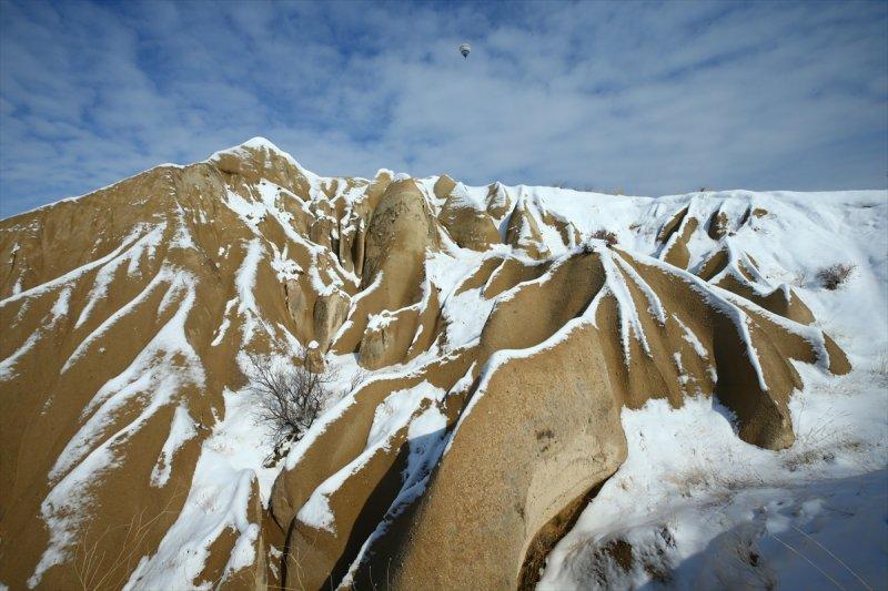 İlkbaharda yağan kar Kapadokya'ya yakıştı