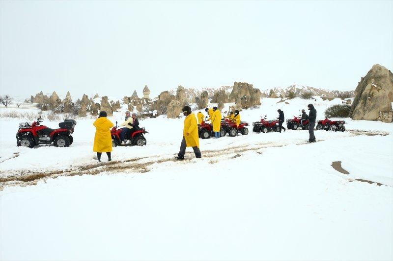 İlkbaharda yağan kar Kapadokya'ya yakıştı