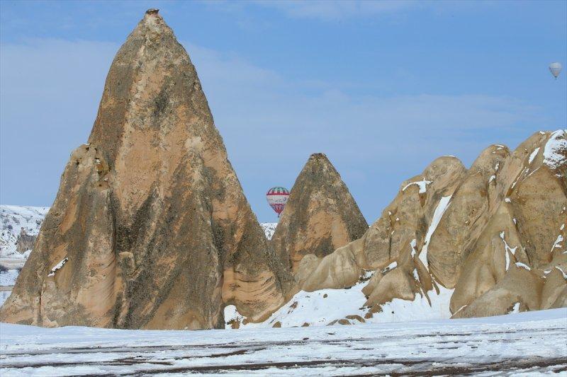 İlkbaharda yağan kar Kapadokya'ya yakıştı
