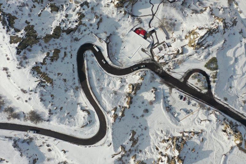 İlkbaharda yağan kar Kapadokya'ya yakıştı