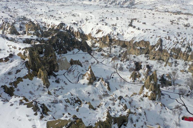 İlkbaharda yağan kar Kapadokya'ya yakıştı