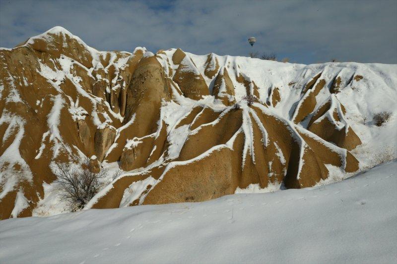 İlkbaharda yağan kar Kapadokya'ya yakıştı