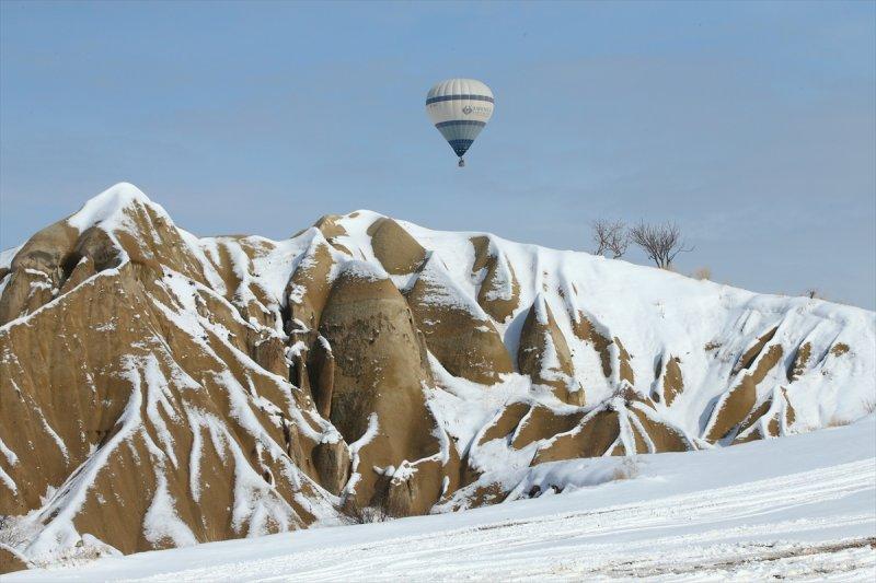 İlkbaharda yağan kar Kapadokya'ya yakıştı