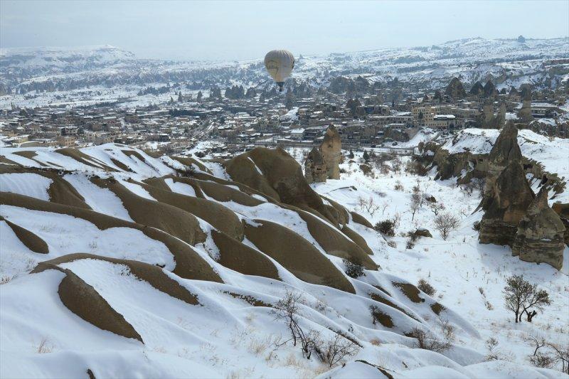 İlkbaharda yağan kar Kapadokya'ya yakıştı