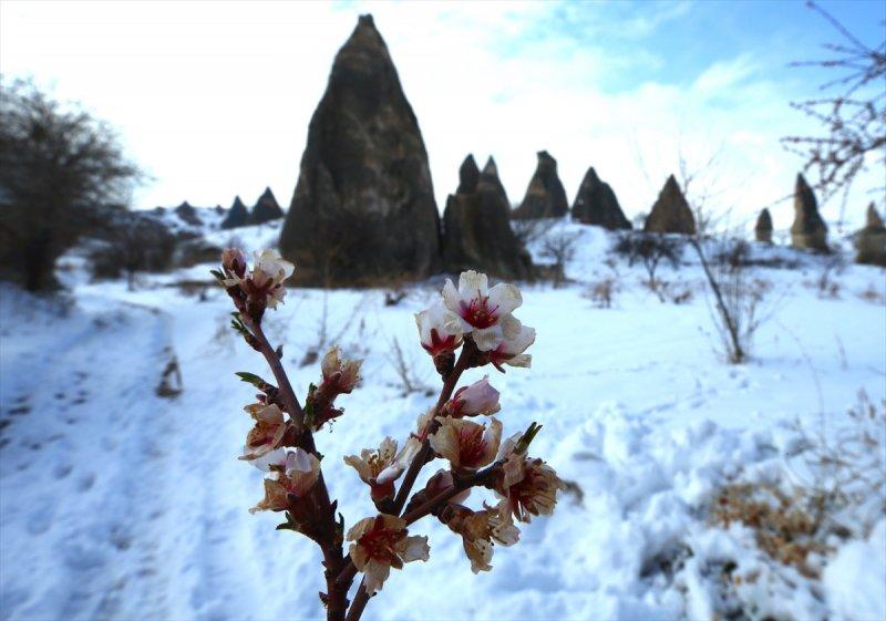İlkbaharda yağan kar Kapadokya'ya yakıştı