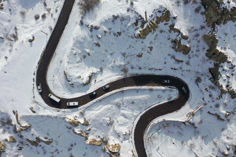 İlkbaharda yağan kar Kapadokya'ya yakıştı