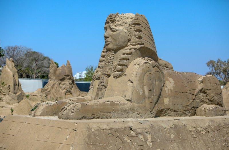 Antalya'da kumdan heykeller Atlantis'i canlandıracak