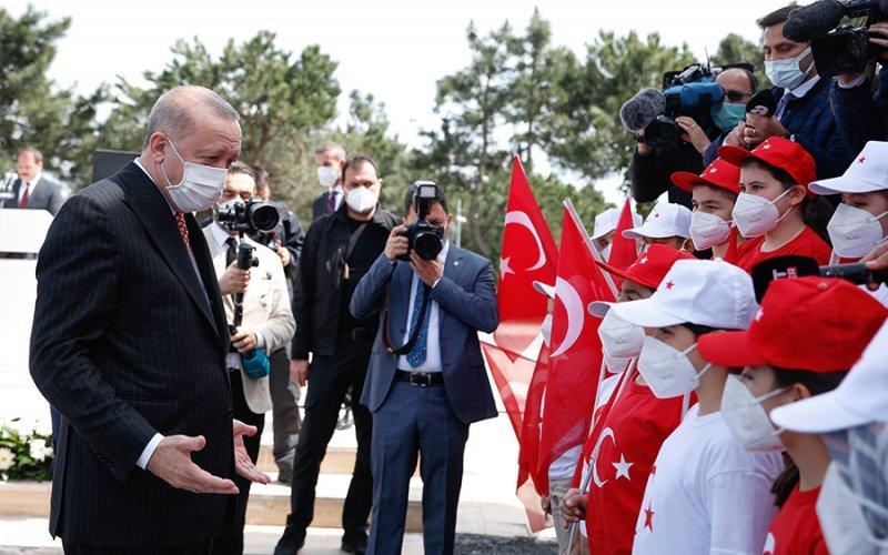 Dev Türk bayrağı, Çamlıca'da göndere çekildi