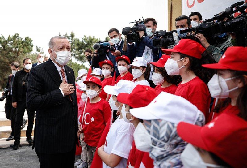 Dev Türk bayrağı, Çamlıca'da göndere çekildi