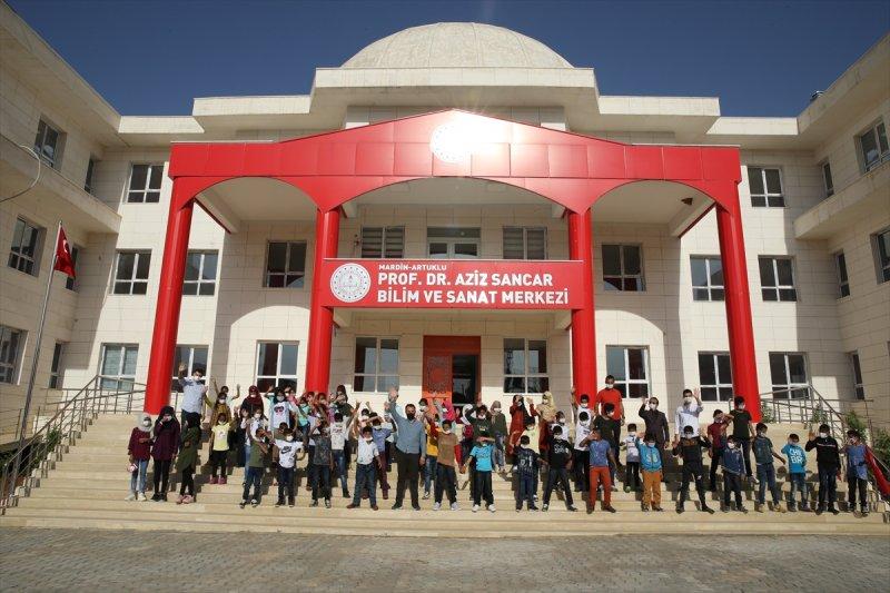 Mehmetçik, Suriyeli çocukların yüzünü güldürdü