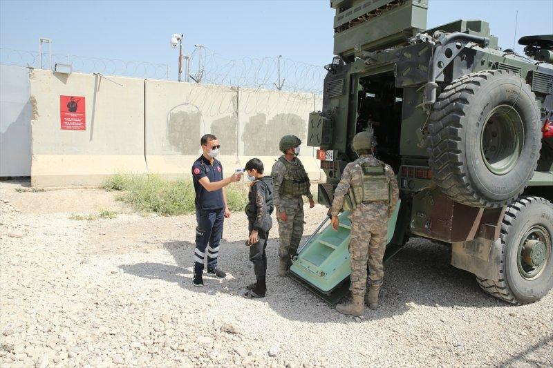 Mehmetçik, Suriyeli çocukların yüzünü güldürdü