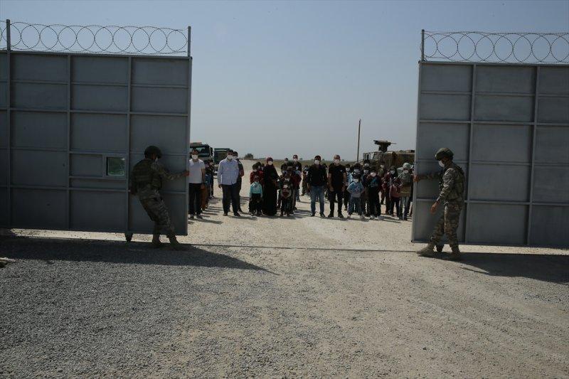 Mehmetçik, Suriyeli çocukların yüzünü güldürdü