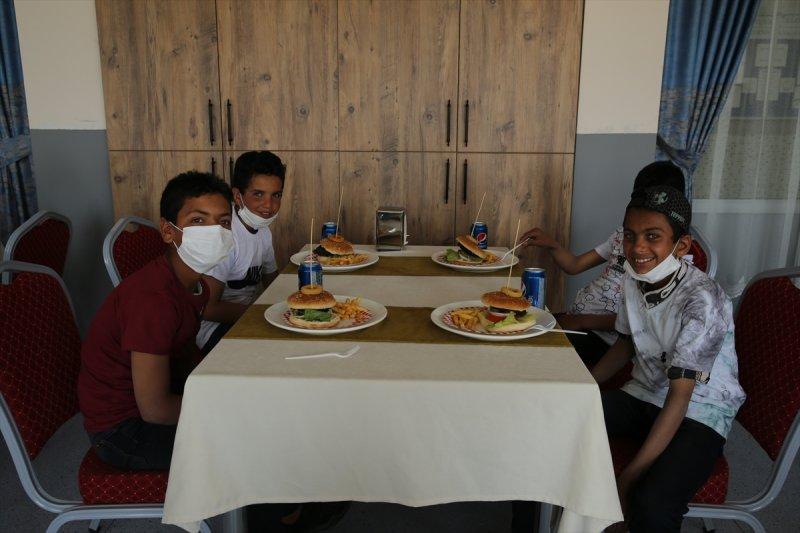 Mehmetçik, Suriyeli çocukların yüzünü güldürdü