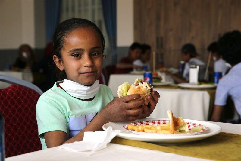 Mehmetçik, Suriyeli çocukların yüzünü güldürdü