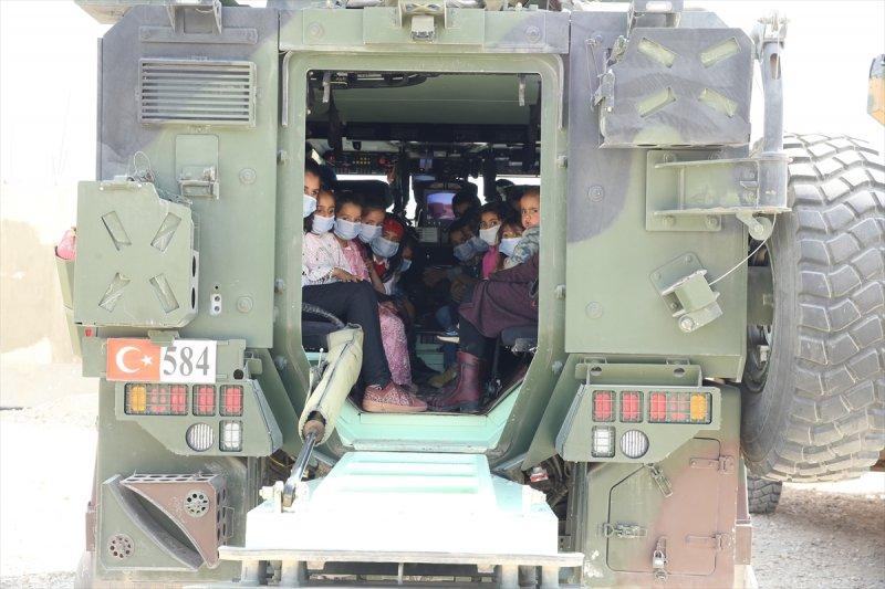 Mehmetçik, Suriyeli çocukların yüzünü güldürdü