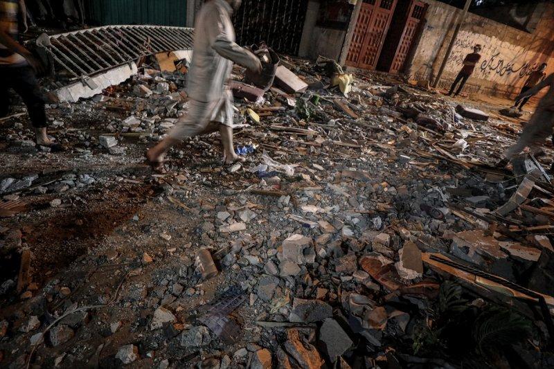 İsrail, Gazze'de yerleşim yerlerine saldırdı