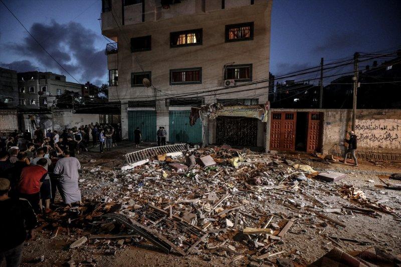 İsrail, Gazze'de yerleşim yerlerine saldırdı