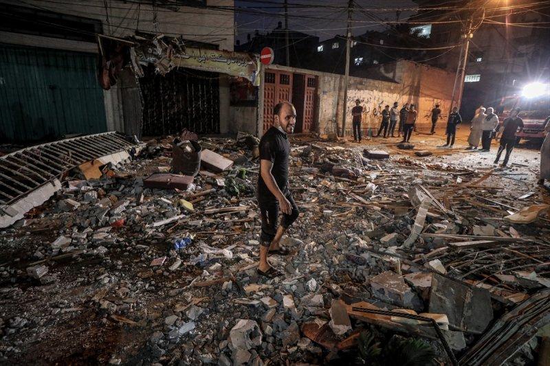 İsrail, Gazze'de yerleşim yerlerine saldırdı