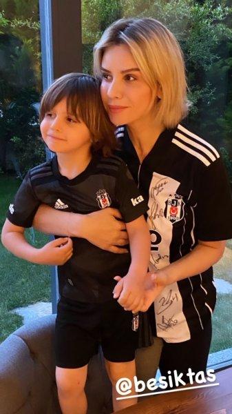 Beşiktaşlı ünlülerin şampiyonluk paylaşımları