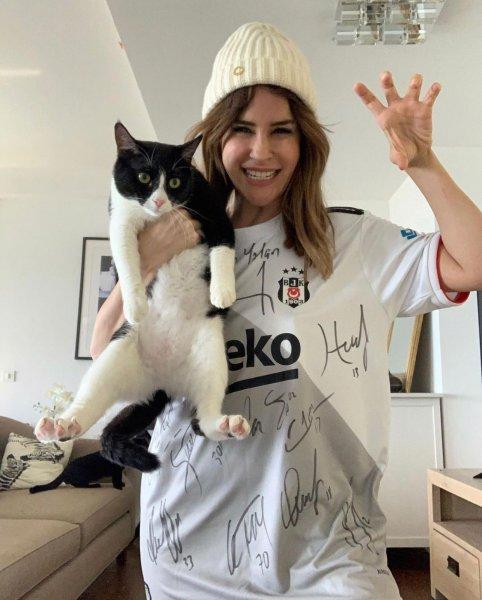 Beşiktaşlı ünlülerin şampiyonluk paylaşımları