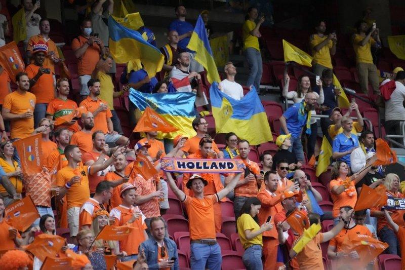Hollanda-Ukrayna maçında tribünlerde renkli görüntüler oluştu