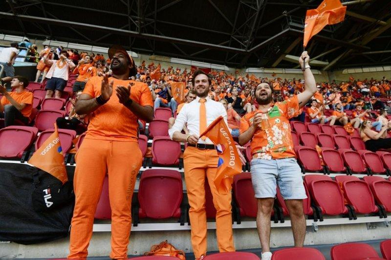 Hollanda-Ukrayna maçında tribünlerde renkli görüntüler oluştu