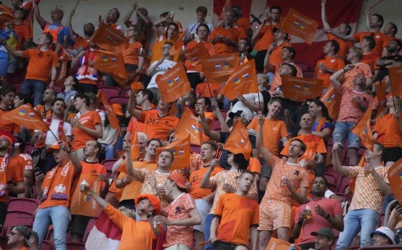 Hollanda-Ukrayna maçında tribünlerde renkli görüntüler oluştu