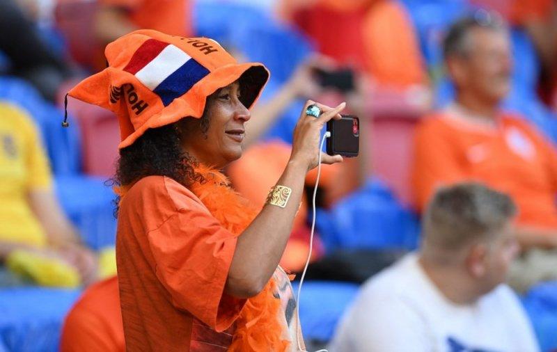 Hollanda-Ukrayna maçında tribünlerde renkli görüntüler oluştu