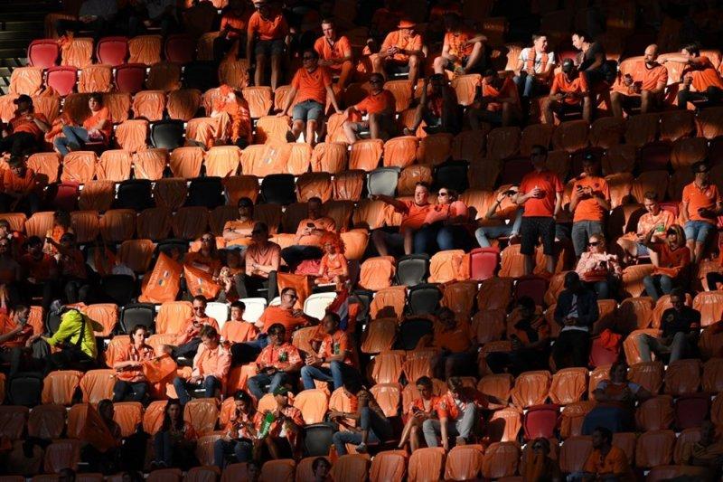 Hollanda-Ukrayna maçında tribünlerde renkli görüntüler oluştu