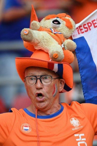 Hollanda-Ukrayna maçında tribünlerde renkli görüntüler oluştu