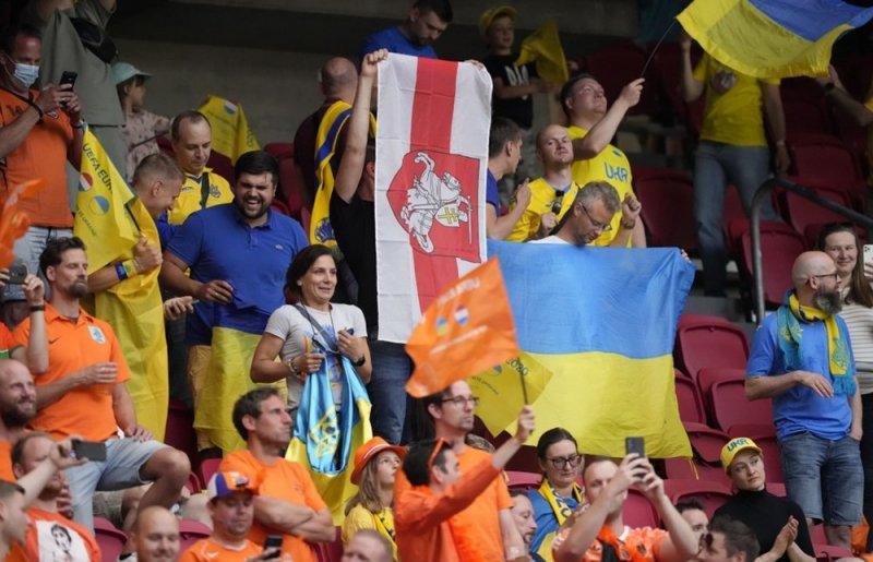 Hollanda-Ukrayna maçında tribünlerde renkli görüntüler oluştu