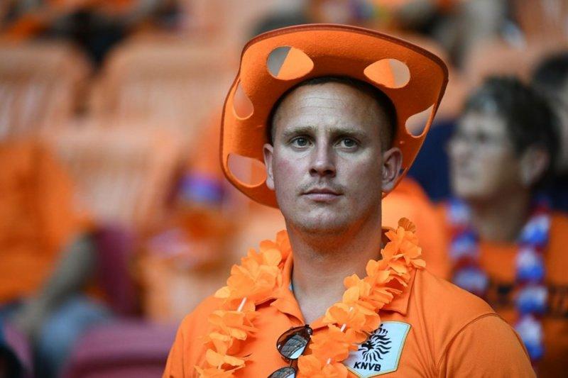 Hollanda-Ukrayna maçında tribünlerde renkli görüntüler oluştu