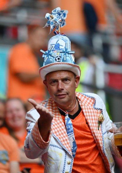 Hollanda-Ukrayna maçında tribünlerde renkli görüntüler oluştu