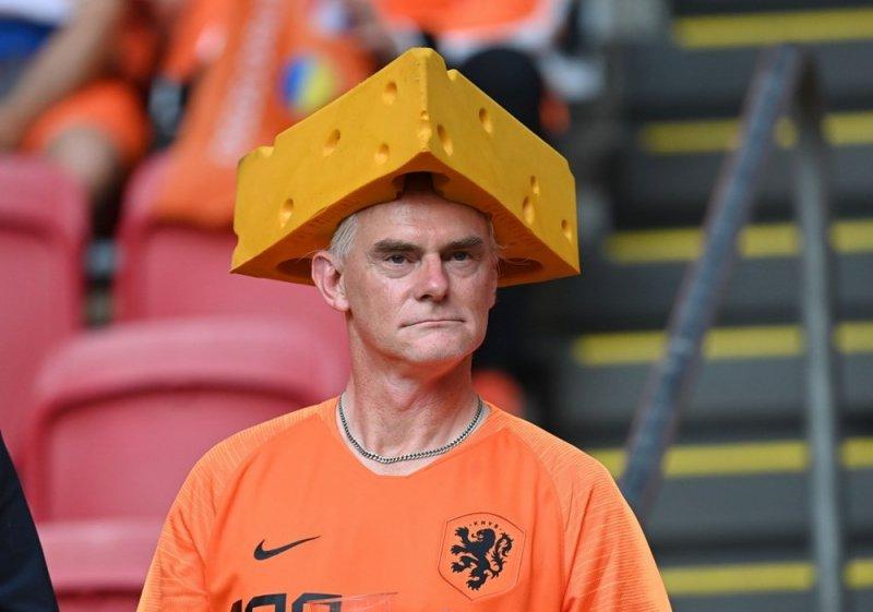 Hollanda-Ukrayna maçında tribünlerde renkli görüntüler oluştu