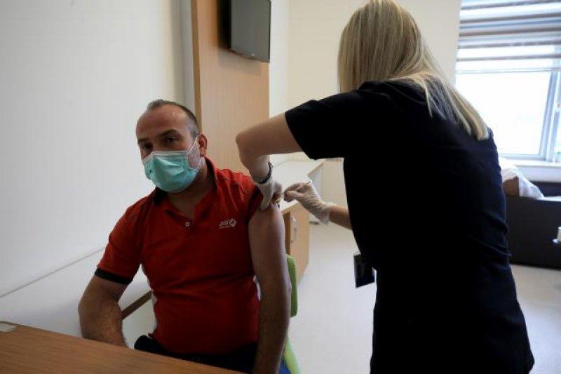 Türkiye'de aşılama hızlandı, hastanelerde kuyruk oluştu