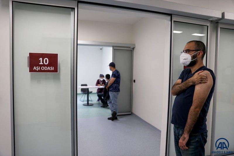 Türkiye'de aşılama hızlandı, hastanelerde kuyruk oluştu