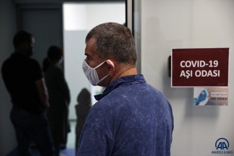 Türkiye'de aşılama hızlandı, hastanelerde kuyruk oluştu