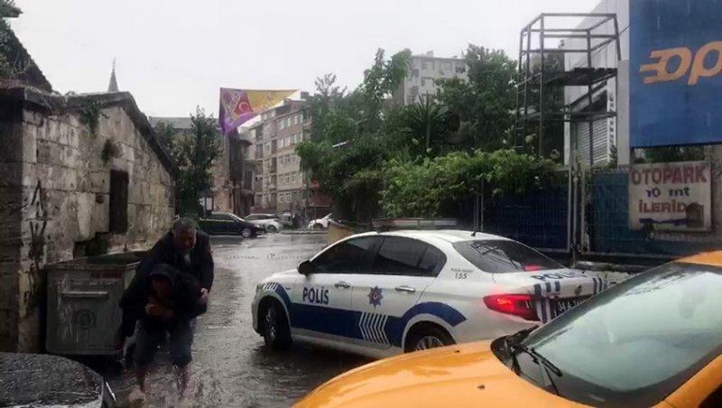 İstanbul'da sağanak hayatı felç etti